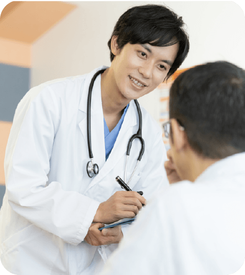 患者に寄り添い、丁寧に説明する医師