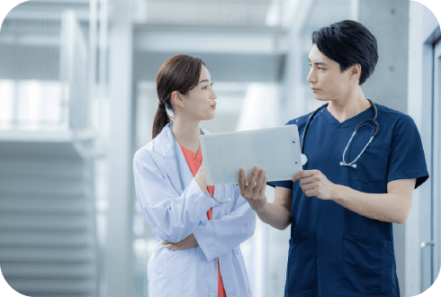 医療チームの連携、情報共有を行う医師と看護師