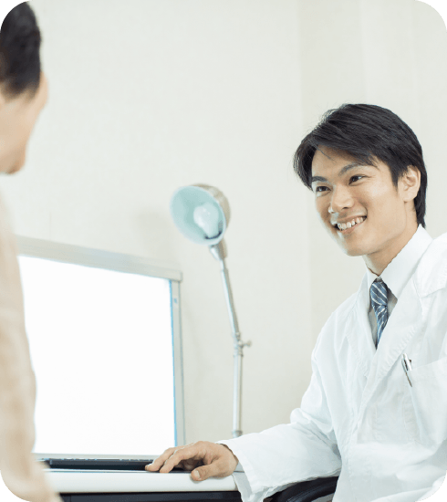 医師が患者に向けて丁寧に説明を行う様子