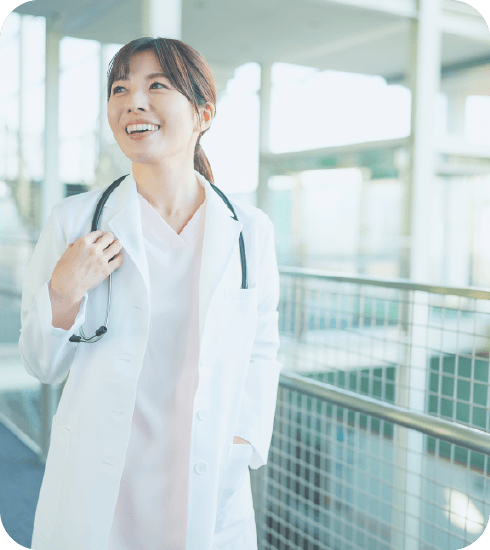 開放的な環境で働く女性医師の姿