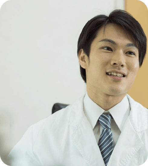 診察室で優しく対応する男性医師