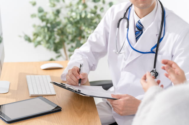 医者が患者さんに説明をしています