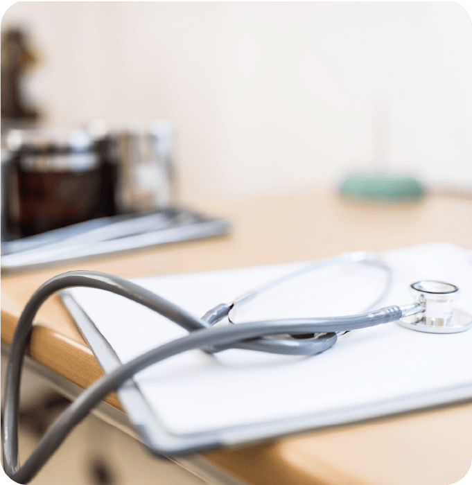 清潔感のある診察室、医師の道具が整う