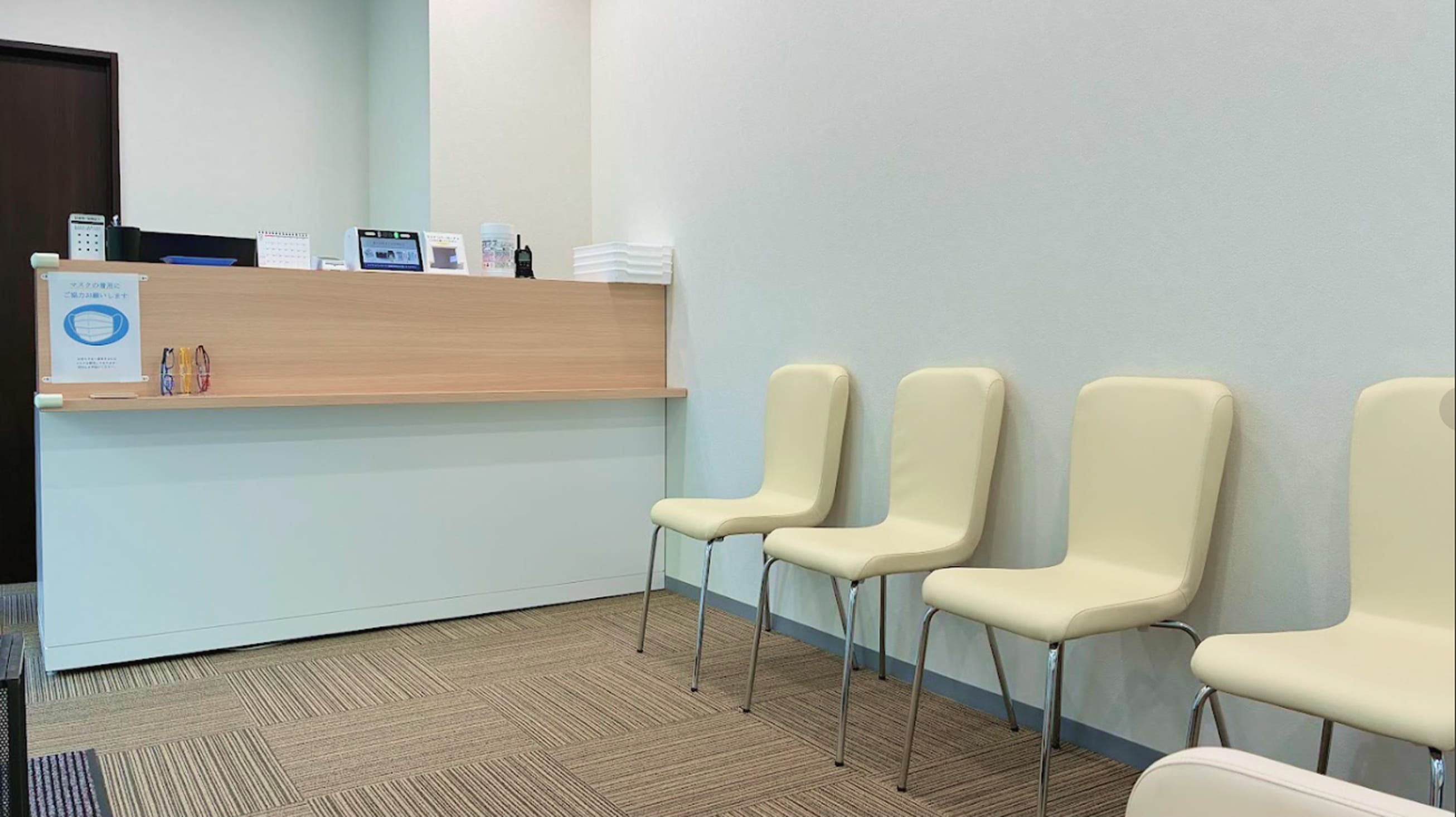 外来の待合室の椅子の写真