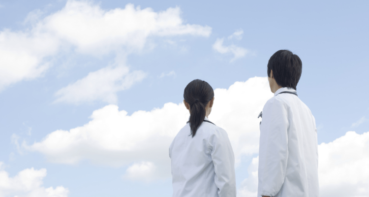 希望を象徴する医師と看護師の背中