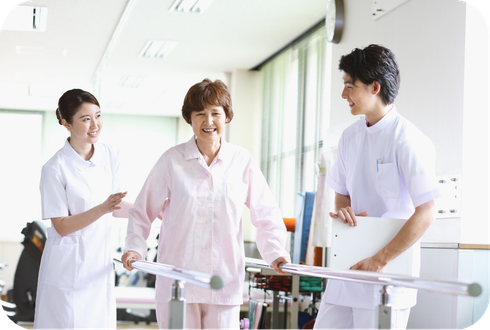 医療現場の温かい雰囲気、楽しそうに話すスタッフ