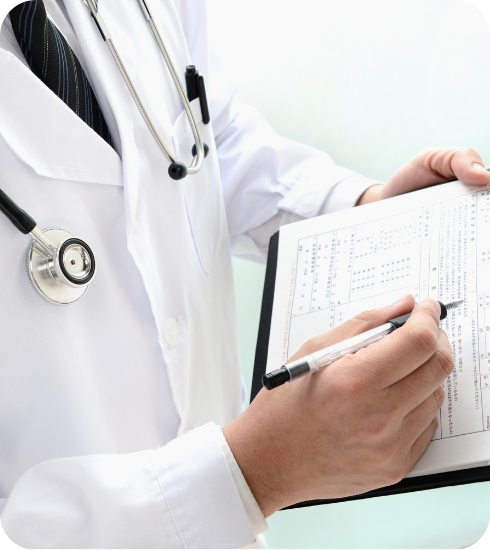 医師が患者に向けて丁寧に説明を行う様子